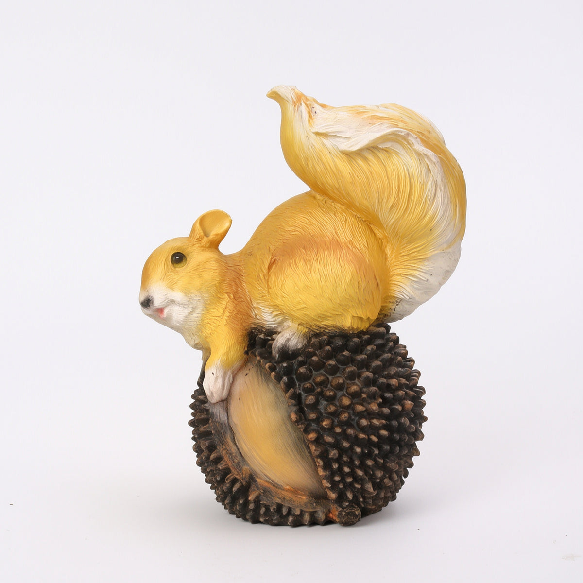 Resin Squirrel Figurine Outdoor Squirrel Sculpture Sculpted Garden Ornament Long-Lasting for Windowsill