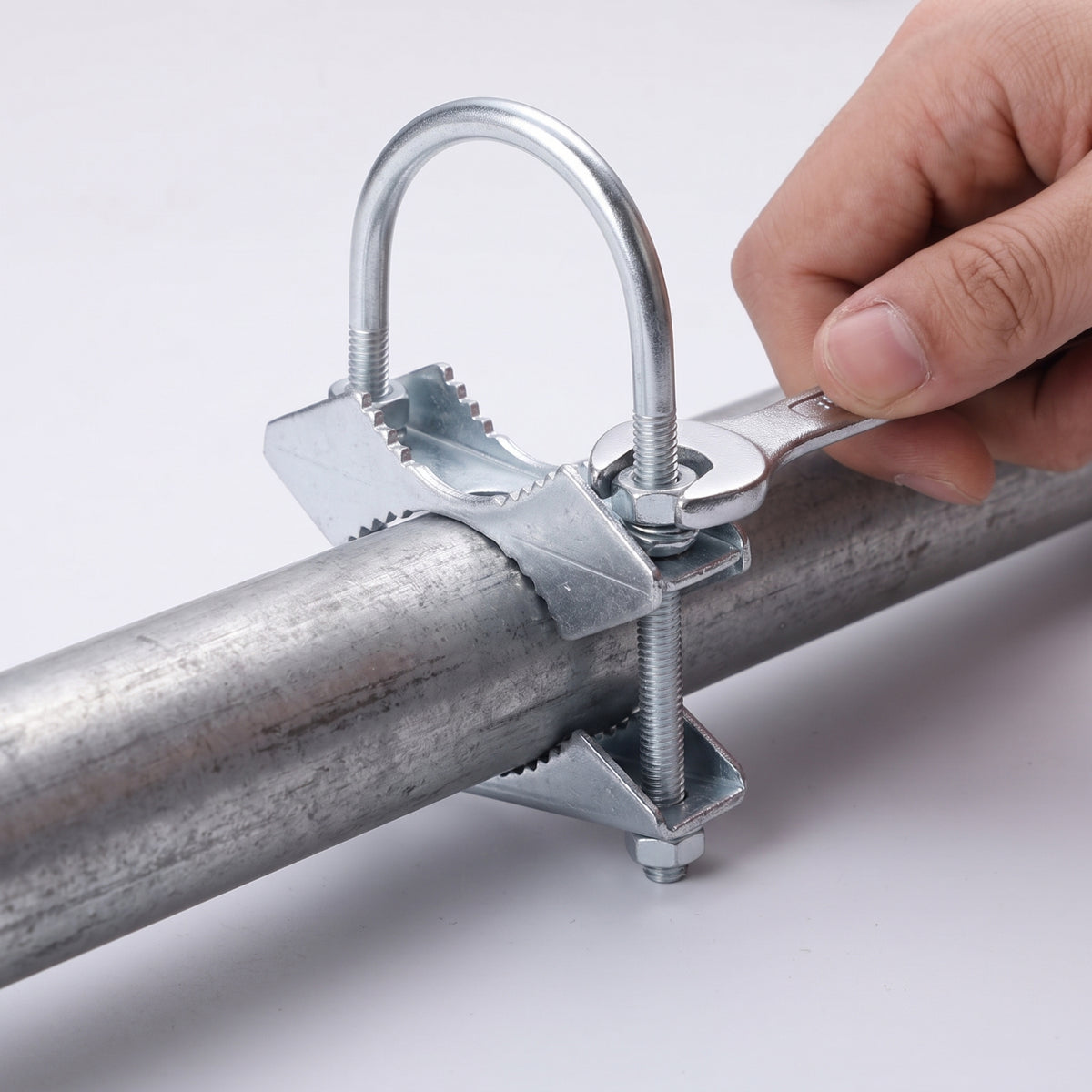 U-Bolt Clamp Compact Pipe Clamp with Serrated Base Heavy Duty Bracket for Amateur Builders, Builders, Workshop