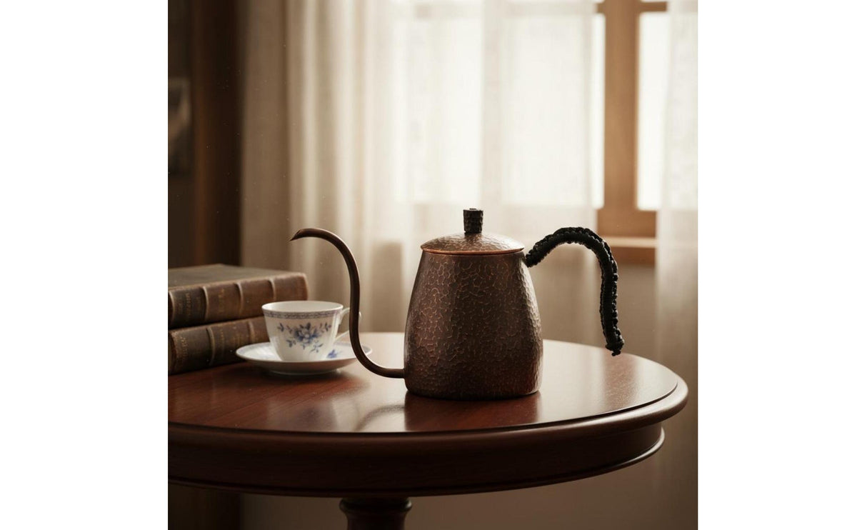 Thickened Body Hammered Copper Coffee Pot Ergonomic Handle Vintage Long Spout Teapot Rust Resistant Retro Design Tea Pot for Baristas, Cafe