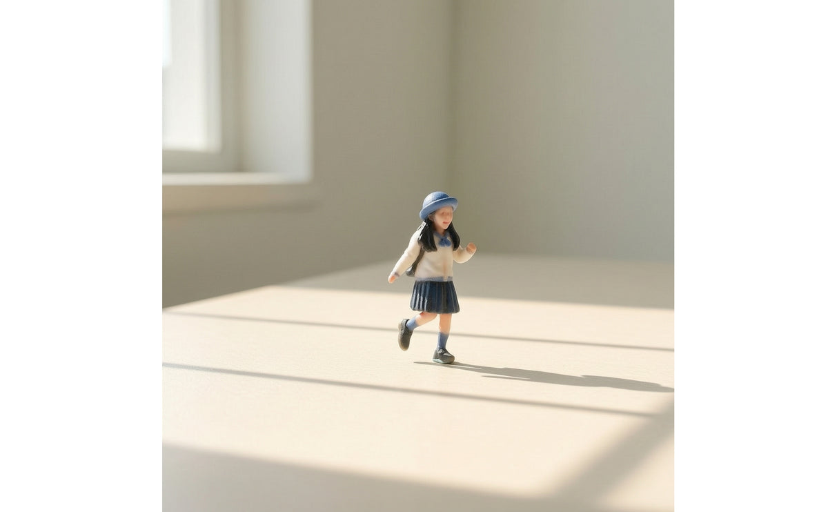 1/64 Scale Schoolchild Figurine Painted Resin Miniature Figure with Backpack Color-Printed Character Model Highly Detailed for Collectors