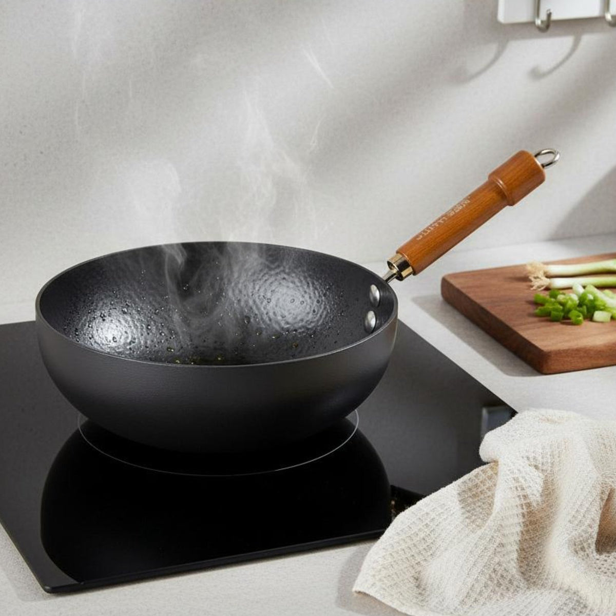 Uncoated Iron Wok Uncoated Flat Bottom Wok Hammered Stir-Fry Pan Versatile Cookware Easy to Clean for Small Families