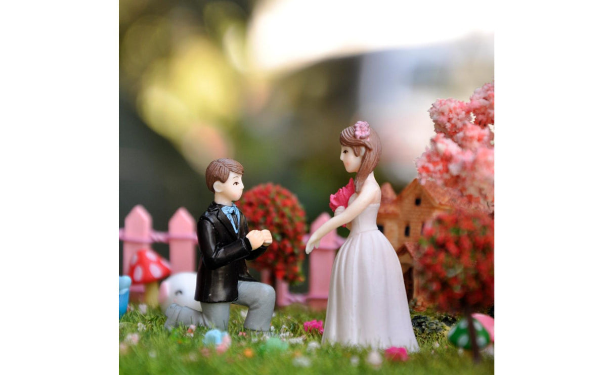 2 Pieces Romantic Bride and Groom Figurine Meaningful Keepsake Bride and Groom Figurine Set Adorable Wedding Couple Cake Topper Whimsical Design for Couples, Bakers, Engagement Party, Fairy Garden