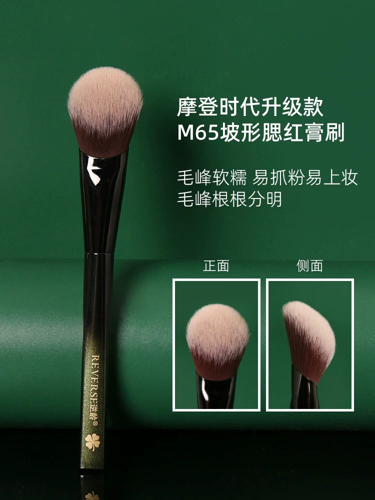 M65 Angled Cream Blush Brush for Seamless Application