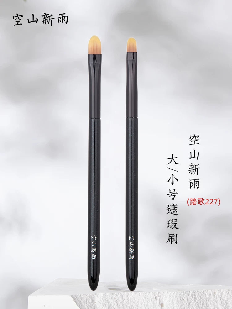Kong Shan Xin Yu 227 Tongue-Shaped Concealer Brush for Dark Circles and Blemishes
