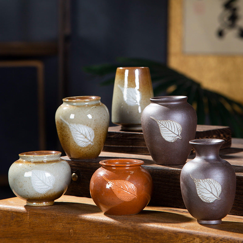 Ceramic Kiln Glazed Tabletop Vase for Hydroponics and Floral Arrangements, High-Temperature Fired Maple Leaf Retro Design