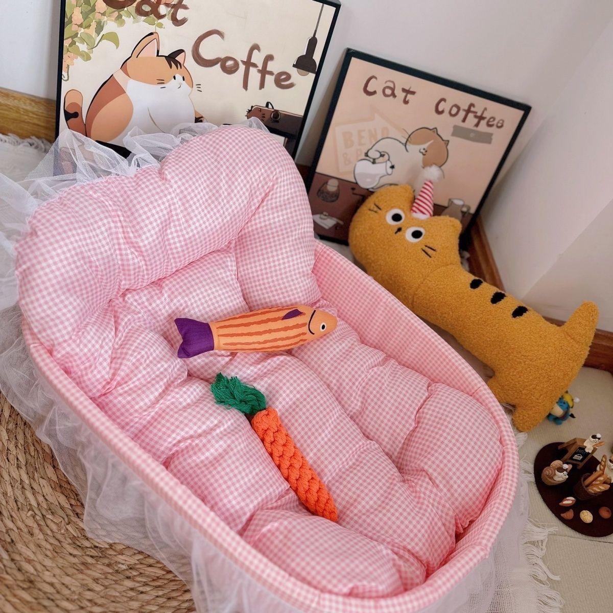 All-Season Pet Bed for Cats and Small Dogs, Washable and Lightweight
