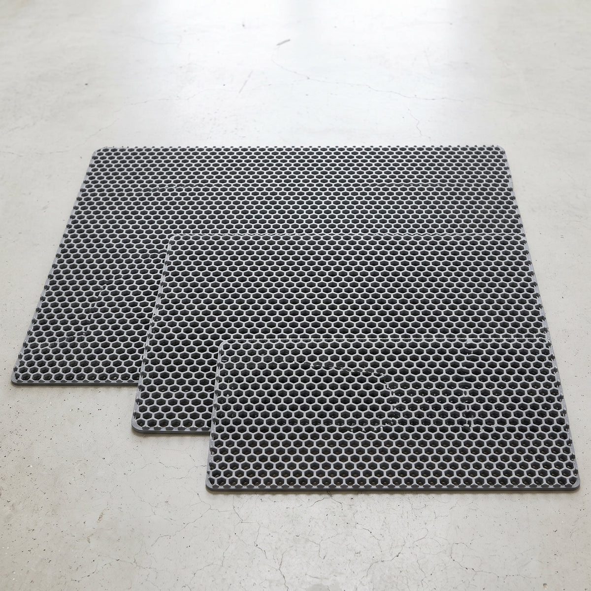 Pet Cage Plastic Grid Mat for Dogs and Cats, Hollow Design, Customizable