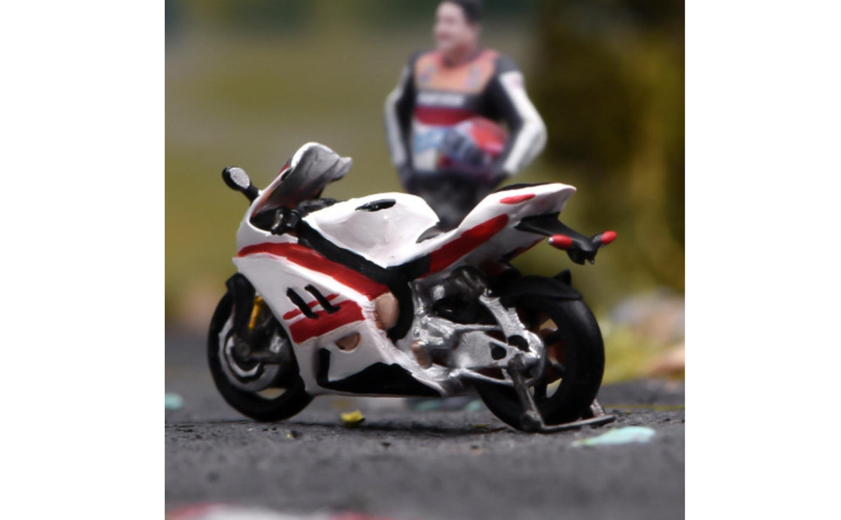 Miniature Motorcycle 1/64 Scale Mini Motorcycle Model Detailed Sportbike Figurine for Collectors, Hobbyists, Diorama, Display Case, Desk Decoration