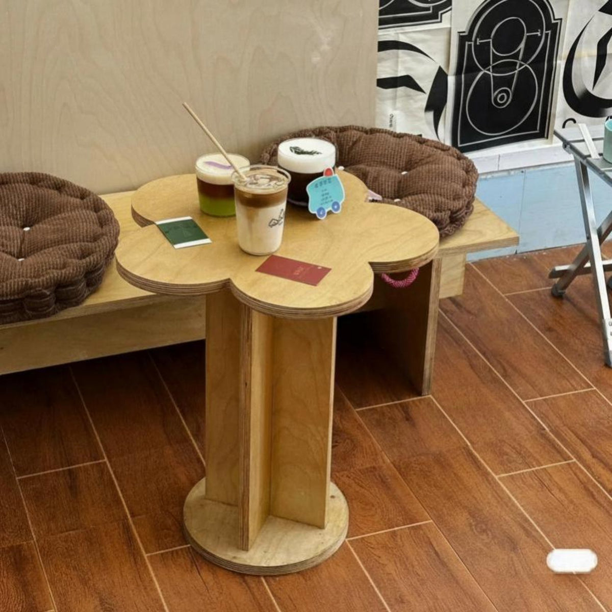 Minimalist Design Pedestal Side Table Natural Wood Look Petal-Shaped Side Table Compact Household Furniture Versatile for Apartment Dwellers, Interior Designers, Living Room, Bedroom, Small Areas, Entryway
