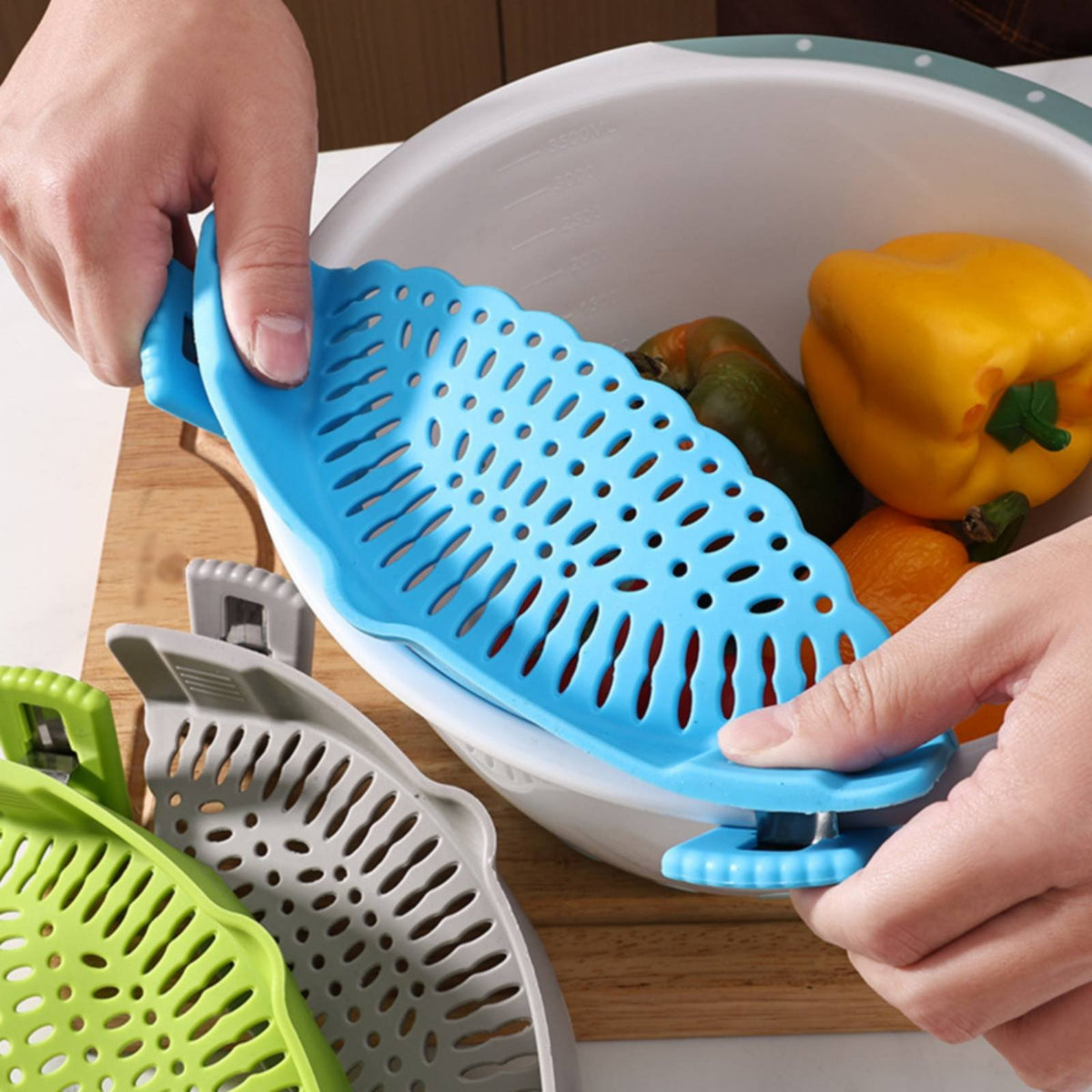 Multifunctional Attach-on Pot Strainer Universal Design Clip-on Pan Drainer Heat Resistant Silicone Pan Strainer Easy to Clean for Small Kitchens, RV Living