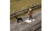 1:64 Scale Woodsman Figure Realistic Poses Hunting Scene Miniature Resin Woodsman and Dog Figurine for Hobbyists, Dioramas