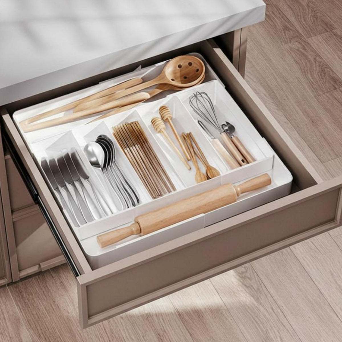 Expandable Cutlery Tray Multi-Compartment Expandable Utensil Holder for Bathroom