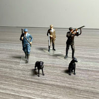 1:64 Scale Woodsman Figure Realistic Poses Hunting Scene Miniature Resin Woodsman and Dog Figurine for Hobbyists, Dioramas