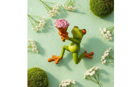 Nordic Design Proposing Frog Figurine Creative Design Kneeling Frog Holding Flowers Statue Cute Appearance for Couples, Valentine's Day