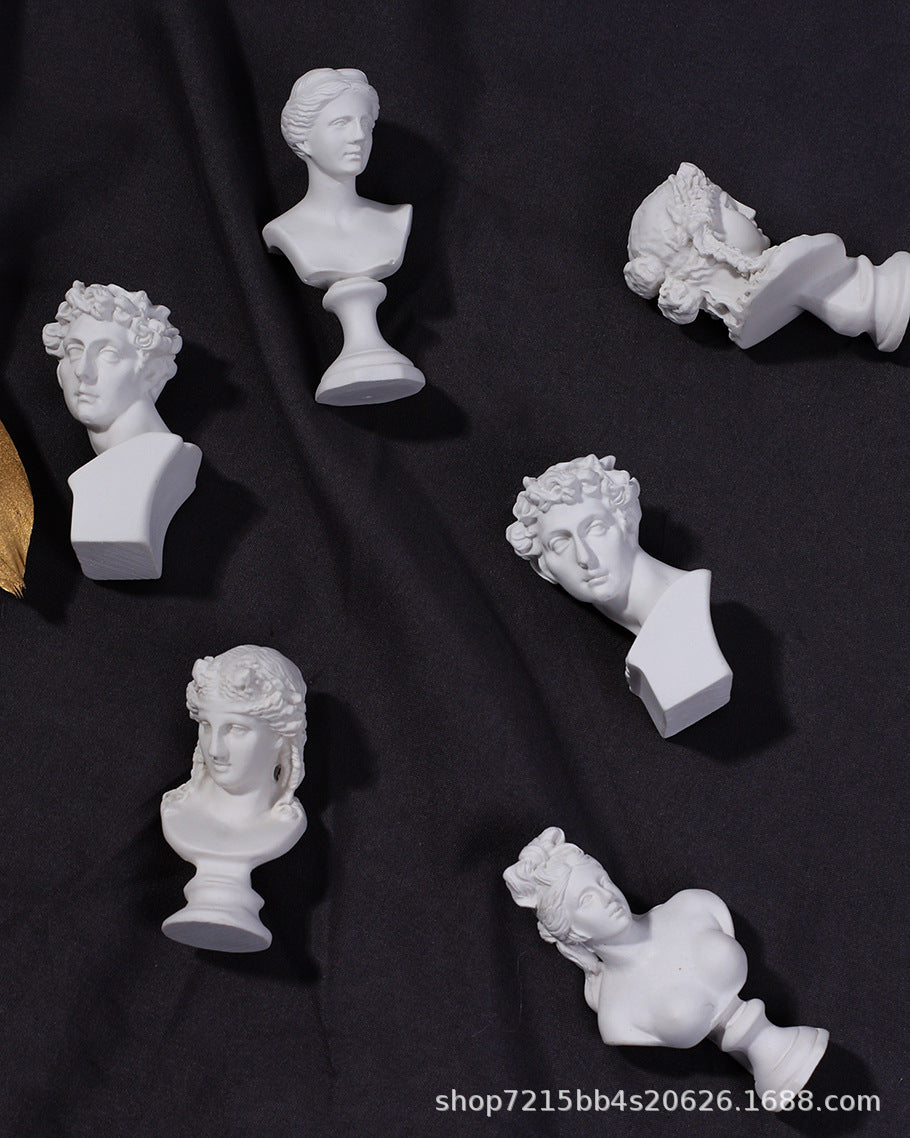 Miniature Nordic Style Resin Sculpture Statues for Photography Props and Home Decor