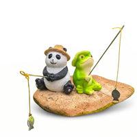 Textured Straw Hat Fishing Frog Figurine Molded Details Seated Frog Statue Painted Home Decoration Resin-Like for Pond, Balcony, Aquarium-Style Landscape