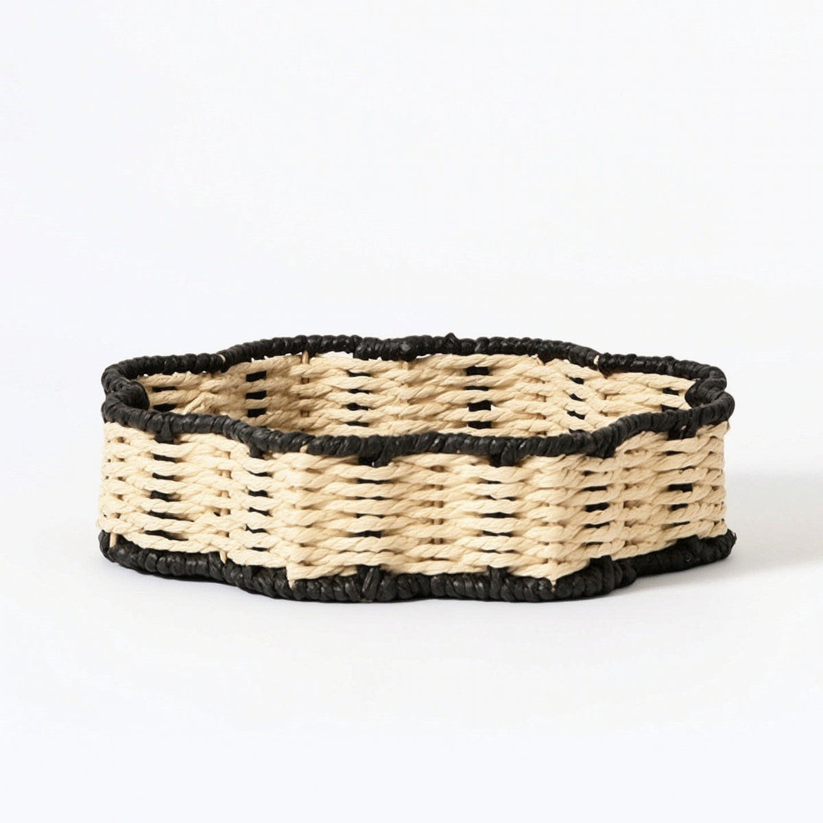 Two-Tone Paper Rope Tray Decorative Handwoven Catch-All Tray Rustic Scalloped Basket Lightweight for Coffee Table