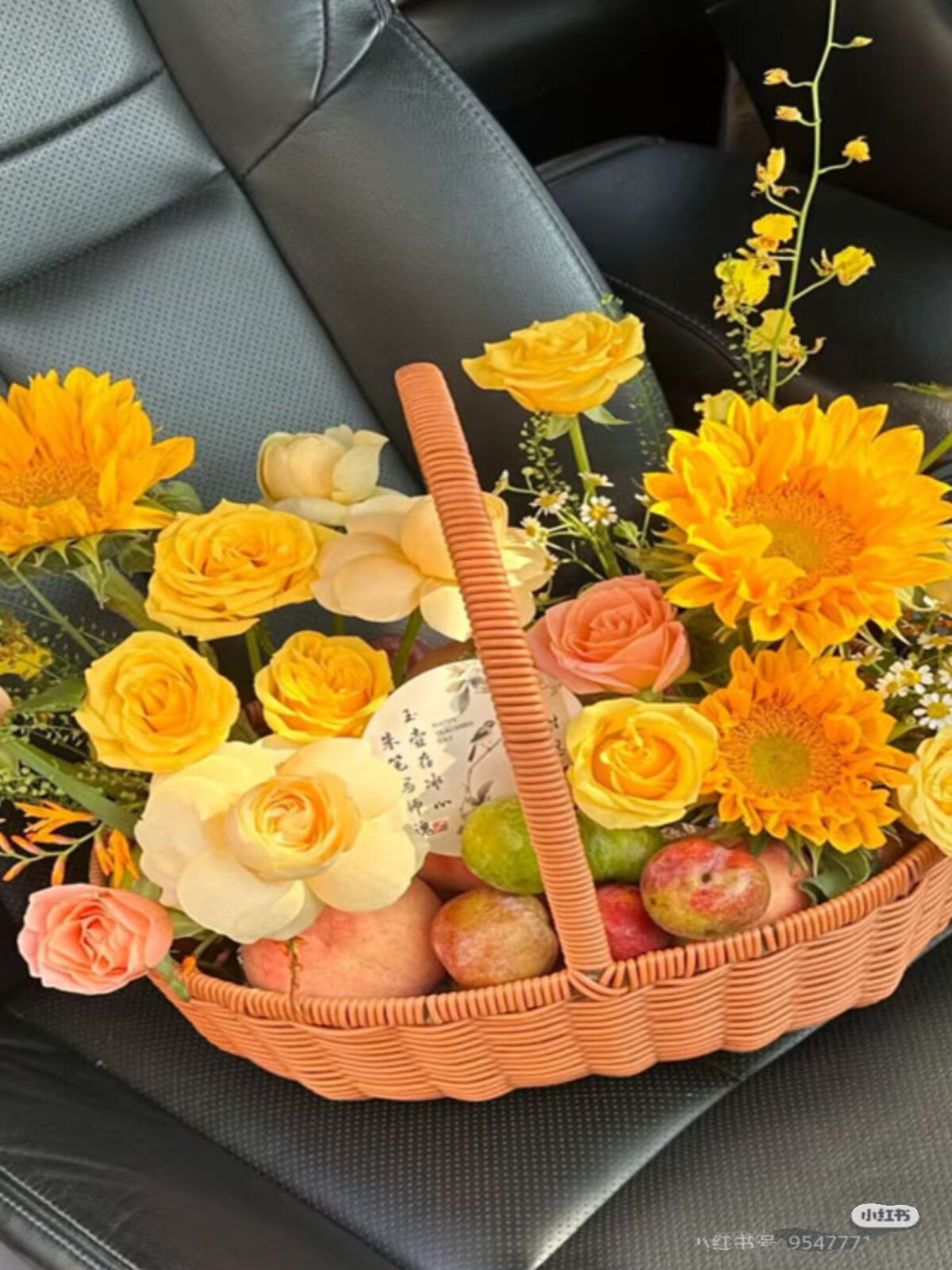 Hand-Woven Imitation Rattan Picnic Basket with Handle, Household Fruit Storage Basket, Festival Gift Basket for Eggs and Flowers