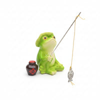 Textured Straw Hat Fishing Frog Figurine Molded Details Seated Frog Statue Painted Home Decoration Resin-Like for Pond, Balcony, Aquarium-Style Landscape