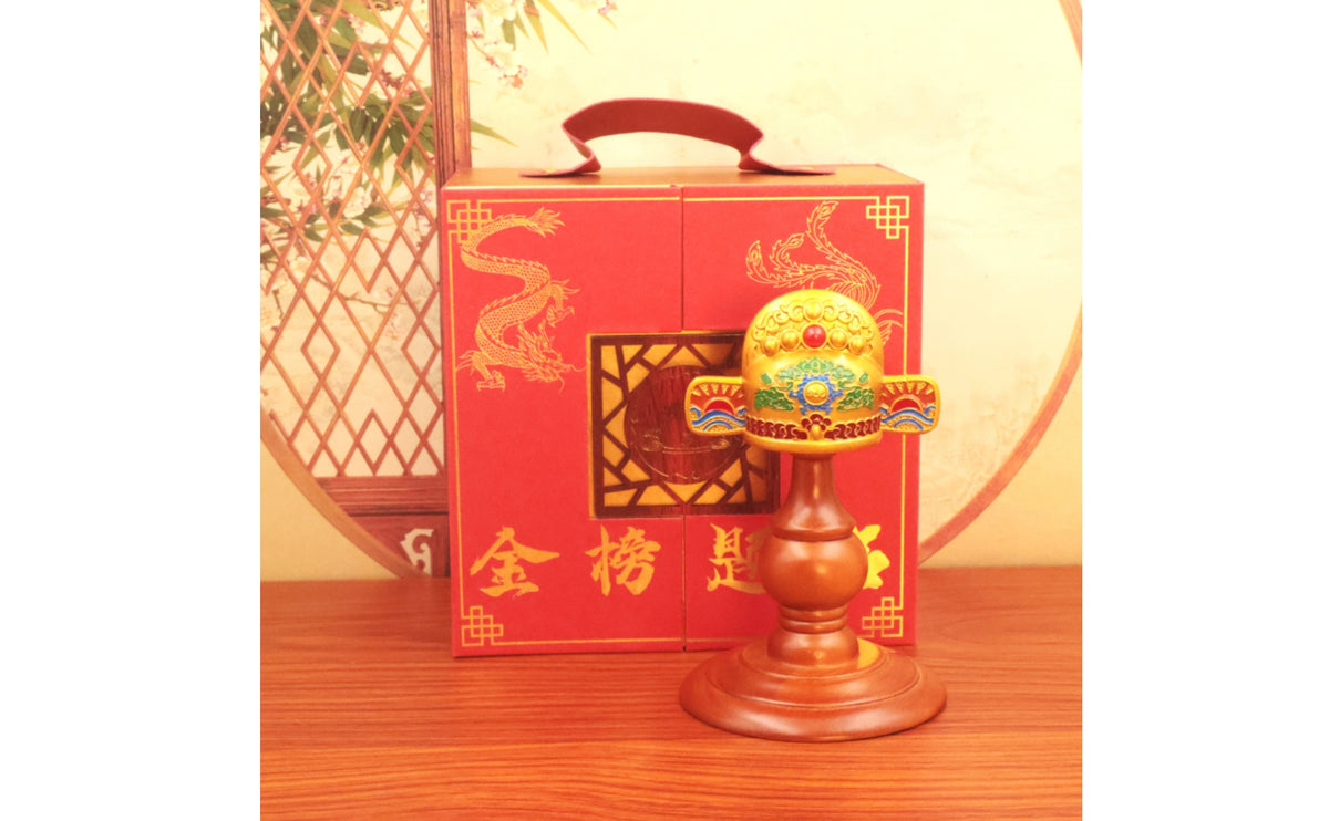 Brass-Toned Scholar Hat Ornament with Wooden Stand Traditional-Style Tabletop Decor Auspicious Desk Sculpture for Students, Graduates, Study Room, Graduation Party