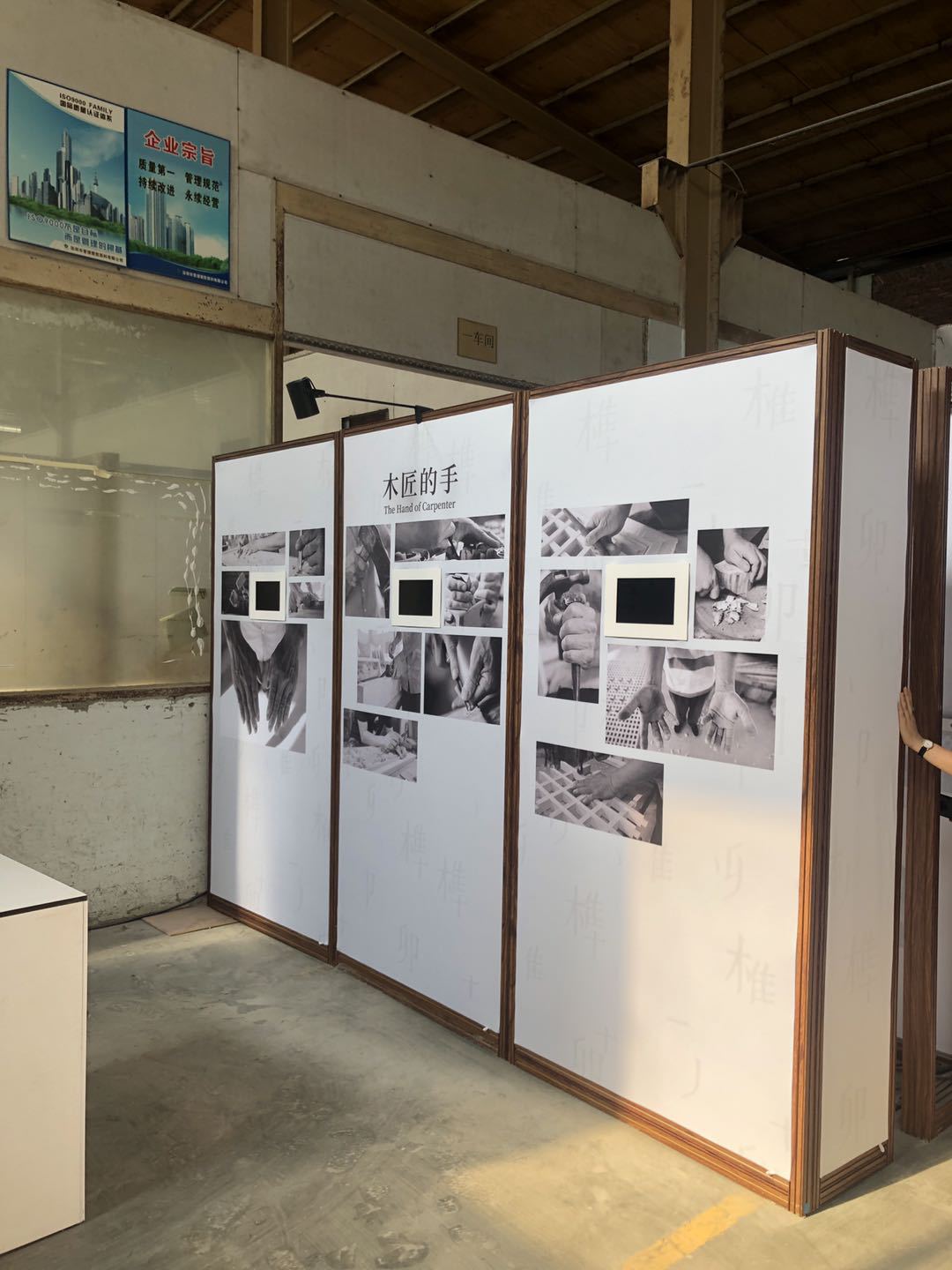 Museum Heritage Display Stand Foldable Wood Grain Exhibition Rack for Cultural Promotion