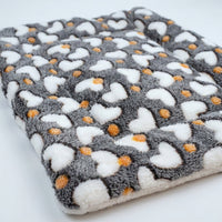 Small Animal Bed with Heart Pattern, Soft Flannel Hamster and Guinea Pig Bed, Warm Arctic Fleece Chinchilla Bed for Cage, 26x33cm Pet Mat