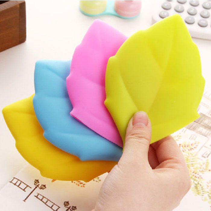 Candy Color Silicone Toothbrush Cup Portable Travel Mouthwash Cup Maple Leaf Design