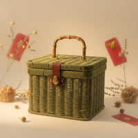 Handwoven Woven Gift Basket with Lid Portable Rattan Design Storage Case Decorative Handled Storage Box Lightweight for Weddings, Home Decor