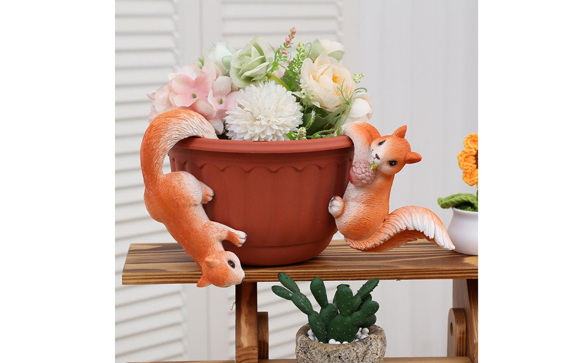 Lifelike Design Realistic Squirrel Sculpture Weather Resistant Climbing Squirrel Figurine Hand Painted House Decoration Cute Creature Decor for Gardeners