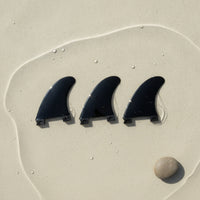 3 Pieces Swept Surfboard Fins with Two-Tab Base Curved Surfboard Thruster Fins Streamlined Thruster Fin Set Long-Lasting for Paddleboards