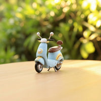 1:64 Scale Miniature Scooter Detailed Scooter with Kickstand Collectible Toy Vehicle Realistic for Collectors, Hobbyists, Desk Display, Dioramas, Street Scenes