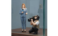 2 Pieces Reporter and Cameraman Figure Set 1/64 Scale Reporter and Cameraman Figures Resin Miniature Figures with Camera for Collectors, Model Display