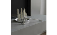 Metal Construction Candle Snuffer Pivoting Head Long Handle Flame Snuffer Reduces Smoke Wick Extinguishing Tool Elegant Design for Restaurants
