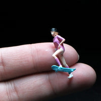 Realistic Intricacy 1/64 Scale Skateboarder Figure Photography Prop Miniature Skateboarder Figurine Hand-Painted Skateboard Girl Figurine Collectible for Hobbyists, Collectors, Dioramas, Sand Tables, Desktop