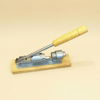 Screw-Style Manual Walnut Nut Splitter Metal and Wood Lever Nut Splitter Tabletop Household Tool Adjustable