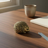 Creative Design Brass Hedgehog Statue Hand-Polished Vintage Hedgehog Statue Lifelike Details Brass Creature Sculpture Exquisite for Collectors, Desktop, Office Desk, Bookshelf, Mantlepiece