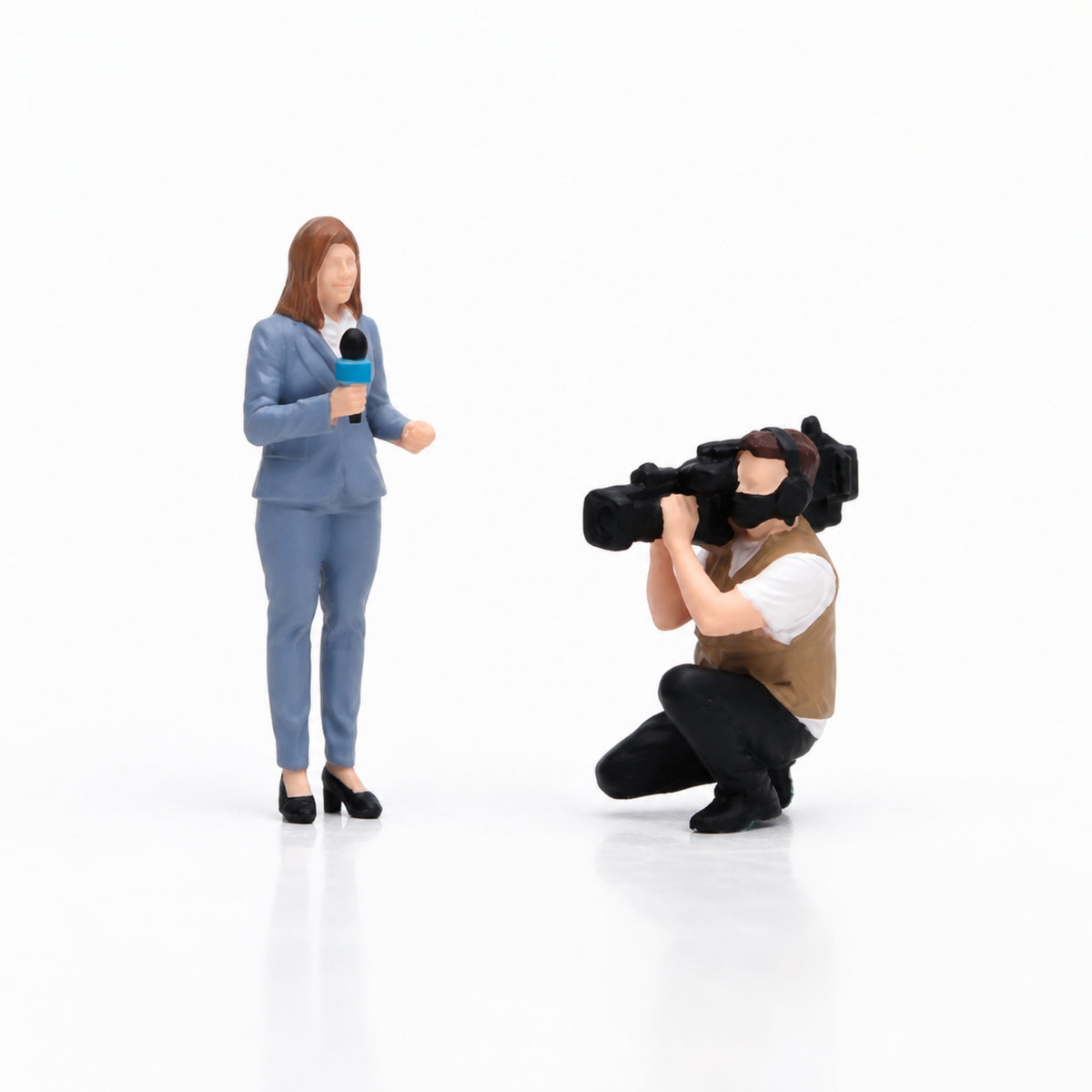 2 Pieces Reporter and Cameraman Figure Set 1/64 Scale Reporter and Cameraman Figures Resin Miniature Figures with Camera for Collectors, Model Display