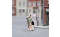 Passenger character/64 Scale Miniature with Suitcase Resin Miniature Figure for Hobbyists, Desktop Display