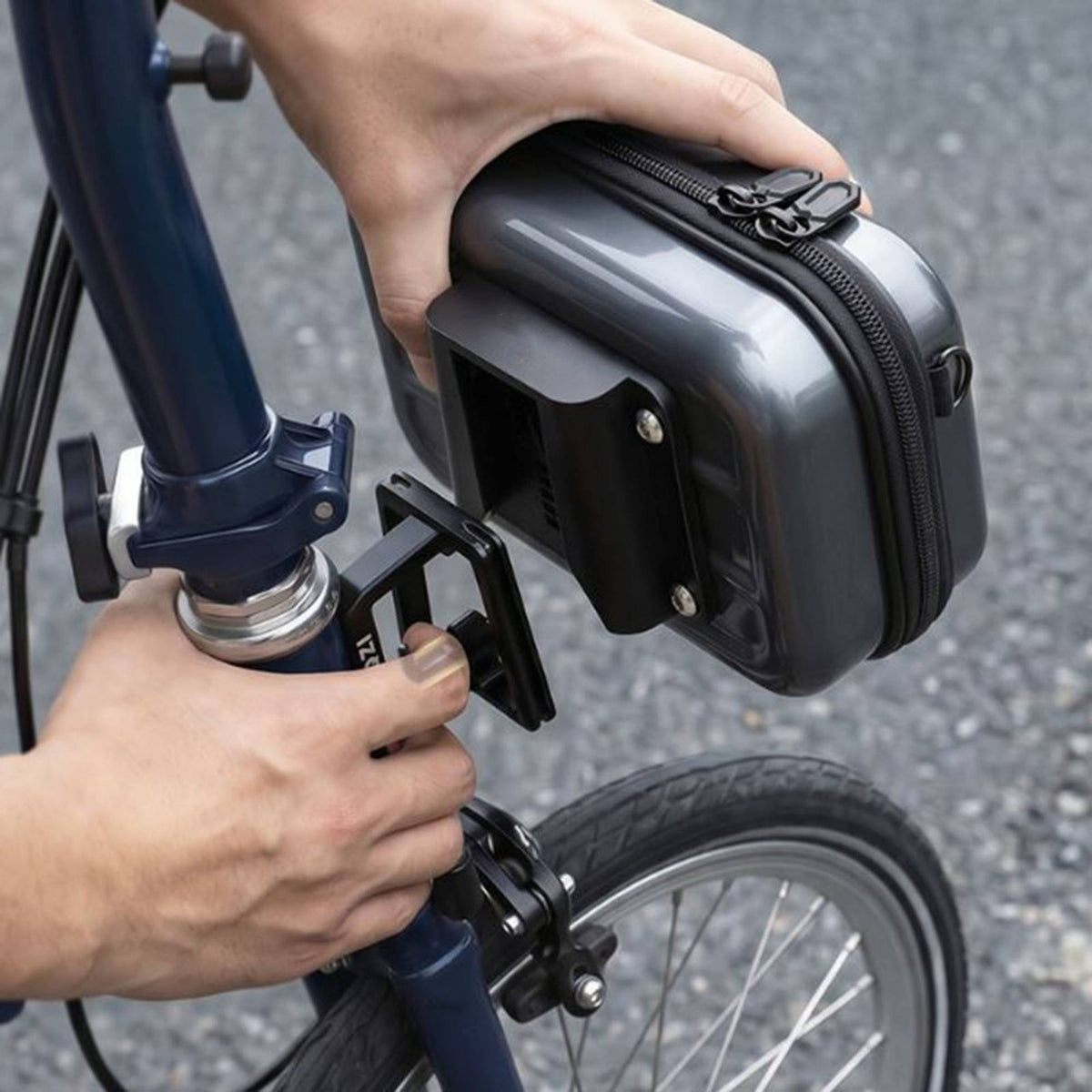 Stable Bike Front Carrier Block Easy Installation Bike Bag Mount Sturdy Front Bag Adapter Folding-Friendly for Cyclists, Commuters, Daily Commuting