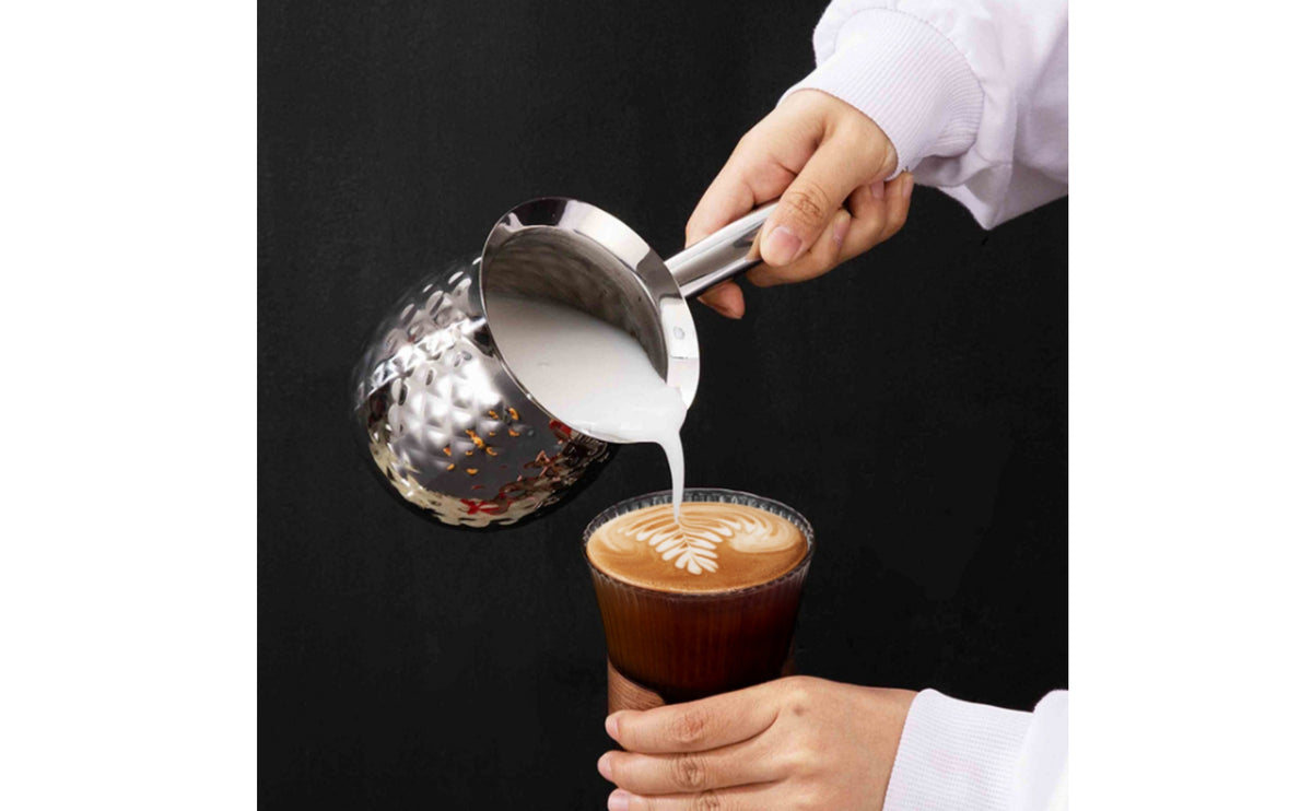 Hammered Milk Frothing Pitcher with Lid Pointed Spout Milk Frothing Pitcher Easy to Clean Leak-Proof-Drip-Resistant for Baristas, Kitchen