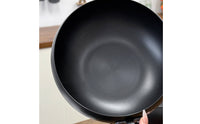 Even Heating Cast Iron Wok with Lid Heavy Duty Wok with Wooden Handle Long-Lasting Stir-Fry Pan with Wooden Lid Multistovetop Compatible for Home Cooks