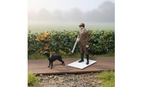 1:64 Scale Woodsman Figure Realistic Poses Hunting Scene Miniature Resin Woodsman and Dog Figurine for Hobbyists, Dioramas