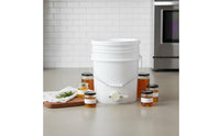 Heavy-Duty Thickened Wall Plastic Honey Pail with Spigot Food-Grade Honey Pail with Gate Valve Sealing Lid Beekeeping Bottling Pail Convenient Carry Handle for Beekeepers, Hobbyists, Apiary, Farm