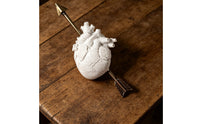 Resin Material Heart Pierced by Arrow Romantic Design Arrow Heart Sculpture Gift Idea House Decoration Modern Aesthetic for Desk, Shelf, Living Room