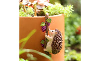 Hedgehog Pot Hugger Weather Resistant Climbing Hedgehog Figurine Hand-Painted Details Hanging Planter Decoration for Gardeners, Patio, Balcony, Yard