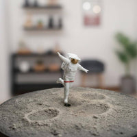 1/64 Scale Astronaut Figurine Resin Material 1/64 Astronaut Model Hand Painted Space Figure Ornament for Collectors