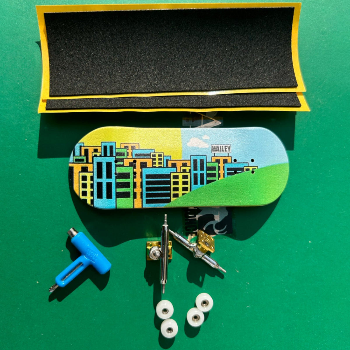 Bearing Wheels Professional Finger Skateboard Double Kicktail Fingertip Skateboard Non-Slip Grip Pad for Children, Teenagers, Indoor, Desk