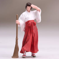 1/64 Miniature Girl with Broom Hand-Painted Style Diorama Figure Compact Miniature People Model for Hobbyists, Display Shelf