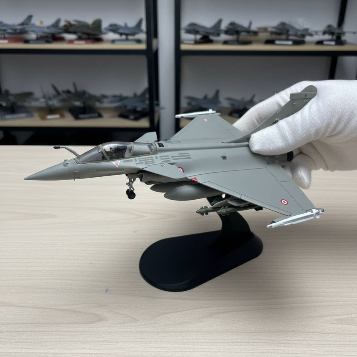 1/100 Scale Rafale C Model Pre-Assembled Rafale Fighter Jet Model Collectible Item 1:100 Fighter Jet Model Plane for Enthusiasts, Shelf Ornament