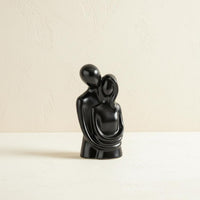 Nordic Aesthetic Abstract Couple Statue Minimalist Design Romantic Embrace Sculpture Long-Lasting Resin Abstract Love Sculpture Ceramic-Like Finish for Couples, Living Room, Bedroom, Tabletop, Bookshelf
